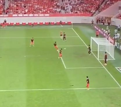 赵震：有次国足打门训练五分钟没进球，主帅傅博自己传了一个